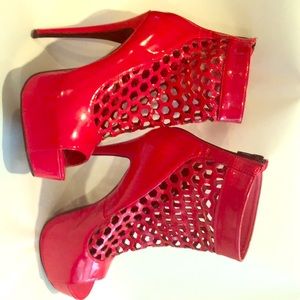 Ladies heels, 2 pair.